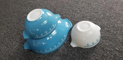 pyrex mixing bowls Snowflake # 441,442,444