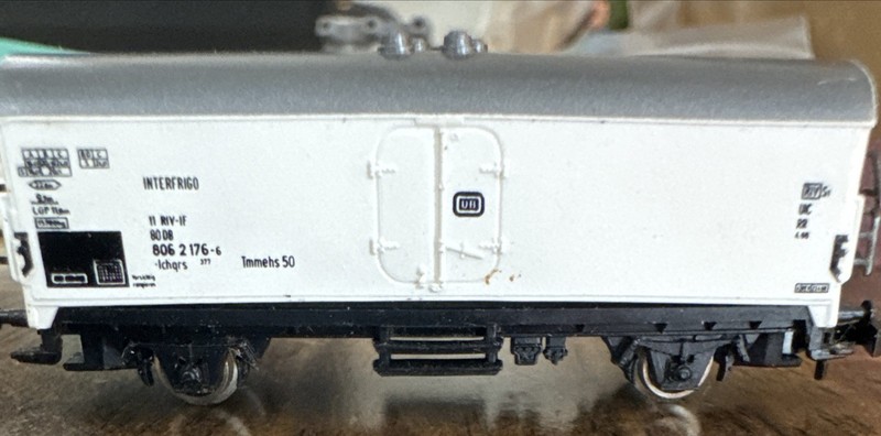 Z Scale Marklin Mini-Club 8600 Refrigerator Car Train White Missing 1 Hitch