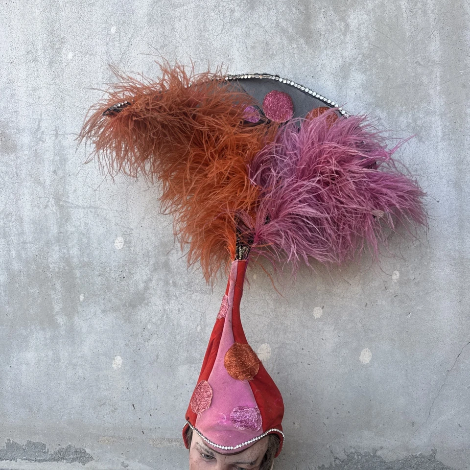 Sombrero Burlesque Vintage Años 30 Rosa y Naranja Terciopelo y Pluma Showgirl Foto 2 de 4