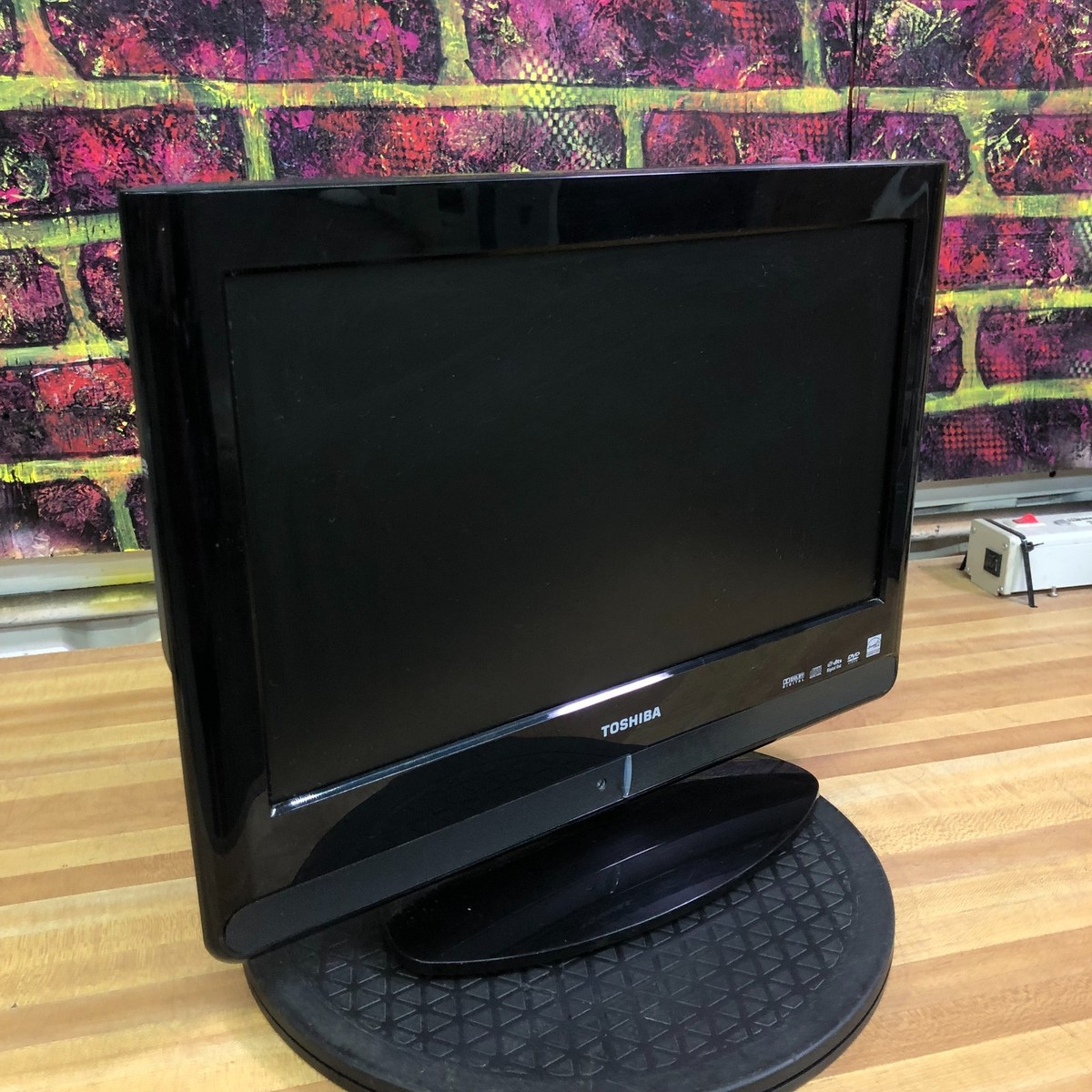 Toshiba 15LV505-T 15 LCD TV/DVD Player 720p RCA/RGB/S-VIDEO for