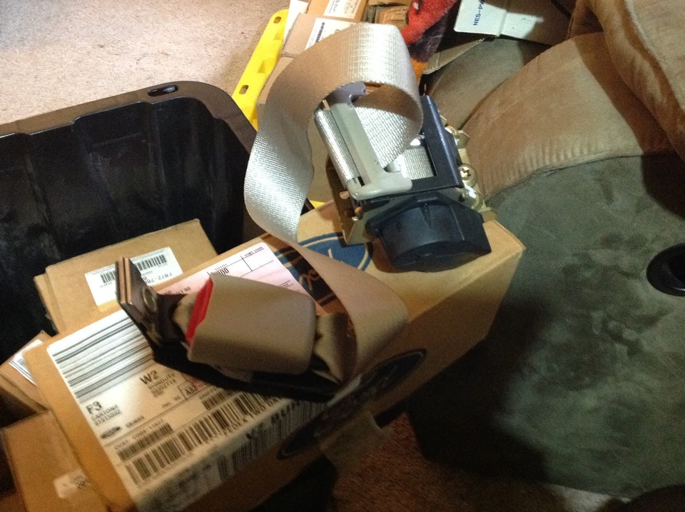 Nuevo OEM 1999 LINCOLN TOWN CAR CINTURÓN DE SEGURIDAD TRASERO DERECHO Y RETRACTOR  Foto 3 de 4