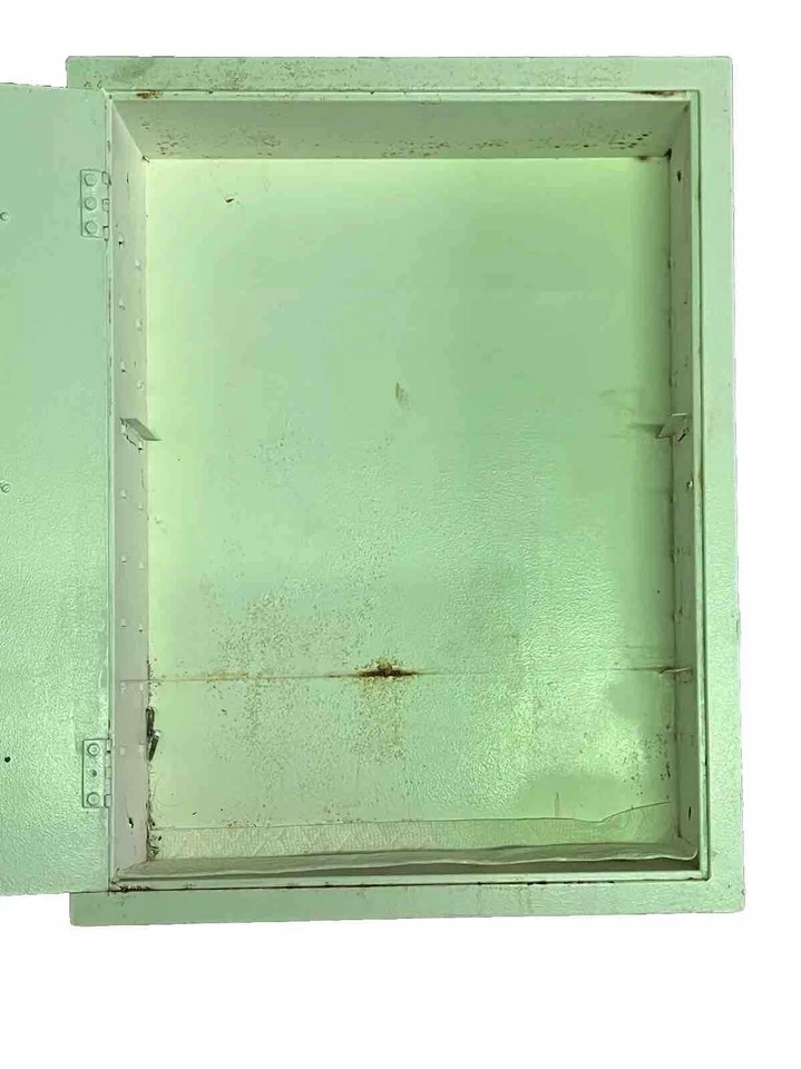 Botiquín vintage de acero con espejo. Sin estanterías, pero se puede fabricar Foto 2 de 4