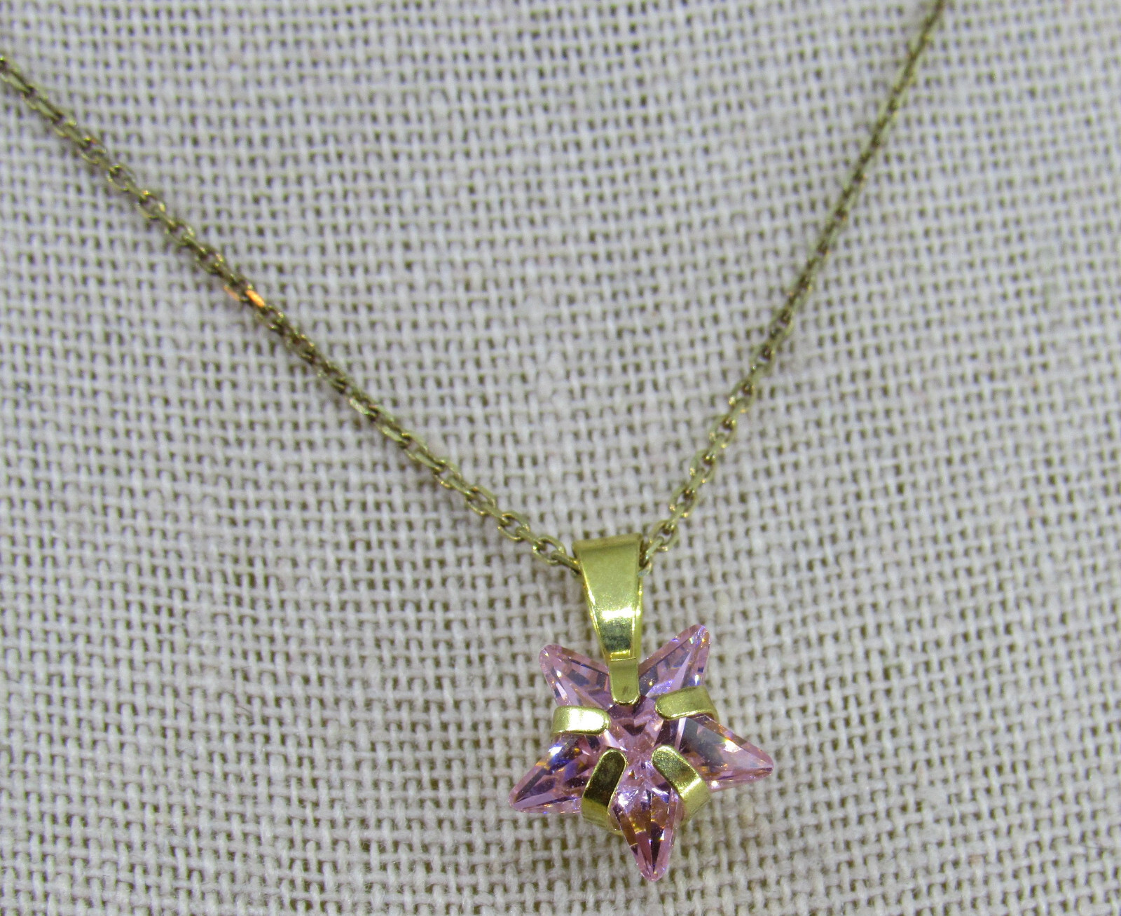Stunning 9k Yellow Gold 1ct Pink Ice Star Pendant 16