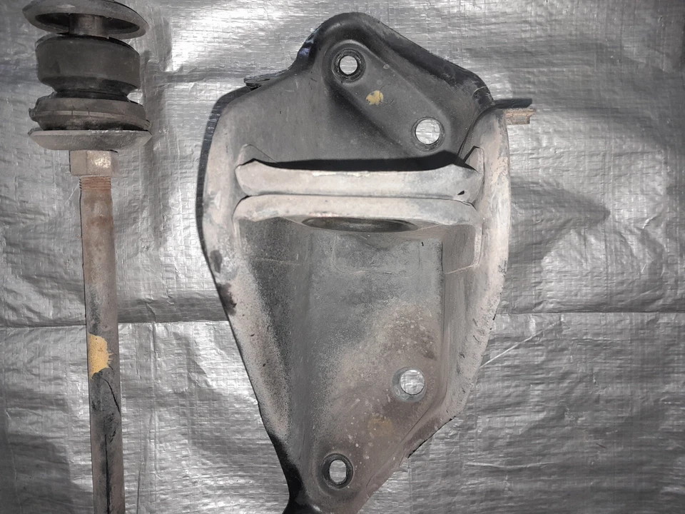 1991 1992 TOYOTA  MR2 OEM FRONT RIGHT  PASSENGER   STRUT ROD LINK BRACKET SW20 Foto 3 de 4