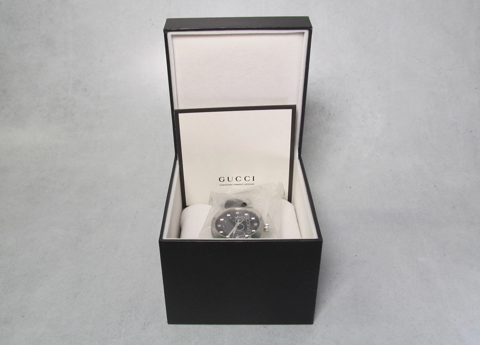 Montre Homme Gucci GG2570, YA142307, Noir & Acier Inoxydable, Style Vintage