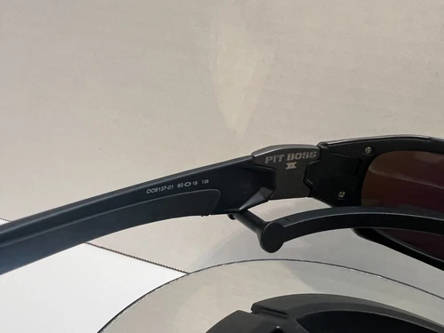 New in Box Oakley Pit Boss 2 Sunglasses Gorpcore OO9137-01 Polarized - Picture 5 of 7