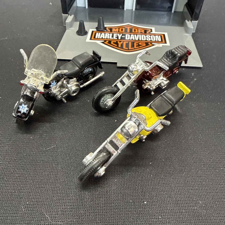 1990 Matchbox Harley Davidson Showroom And 3 Harley Bikes - Image 3 of 4