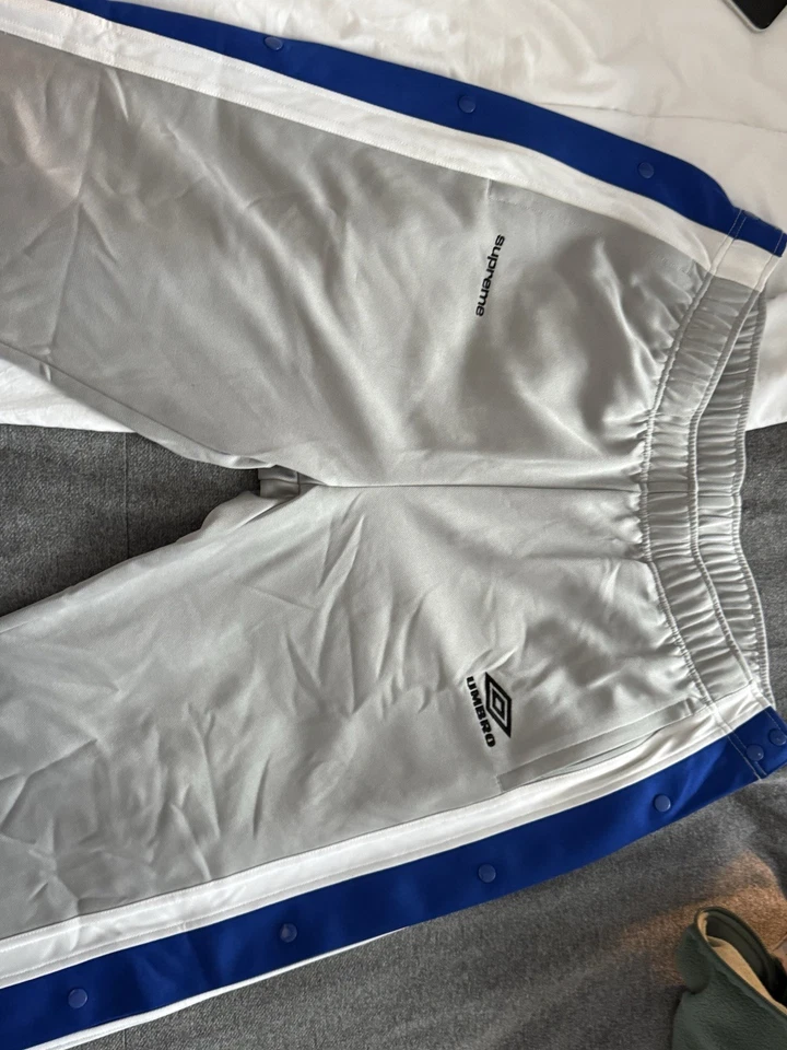 Pantalones deportivos Supreme x Umbro Breakaway botón a presión gris/azul/blanco, talla XL Foto 3 de 4