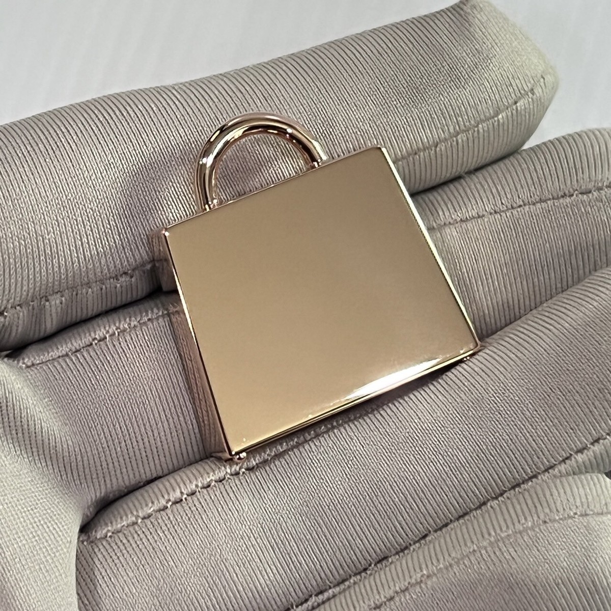 HERMES★Curiosite Kelly Laque H Vibration★ペンダントトップ Curiosite Kelly Laque H Vibration charm | Hermès Singapore