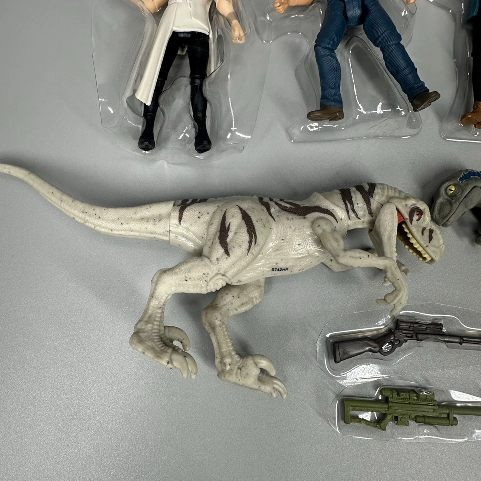 Lote de figuras de acción Jurassic World Owen Claire Soyona Beta y Atrociraptor 3,75" Foto 4 de 4