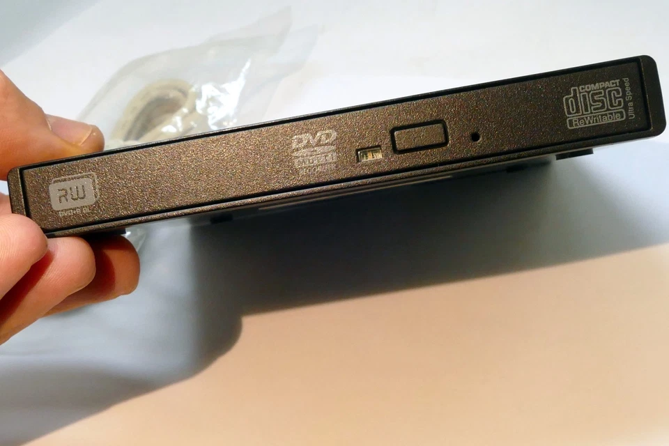 Iomega Super Slim External CDRW/DVD Drive DVDRW8X-U - Image 3 of 4