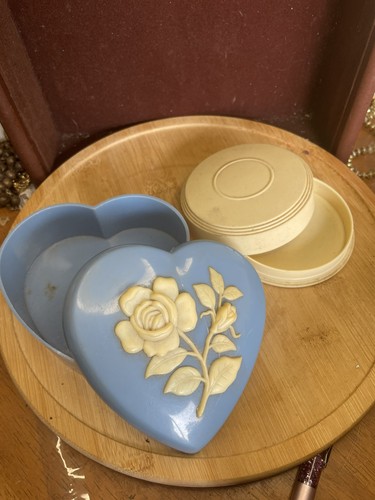 Vintage Plastic Powder Or Trinket Boxes - Heart As Is Damage In Pictures - Picture 7 of 7