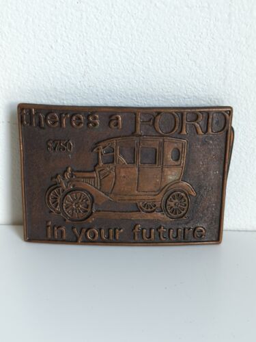 THERE'S A FORD IN YOUR FUTURE VINTAGE ANTIQUE CAR BRASS/COPPER TONED BELT BUCKLE - Afbeelding 1 van 3