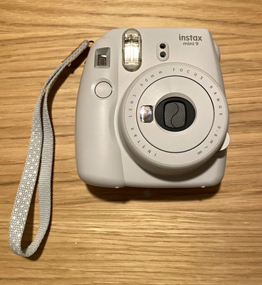 Fujifilm Instax Mini 9 Sofortbildkamera   Hellgrau mit Handschlaufe