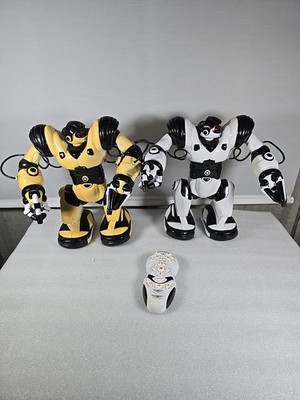 2x WowWee Robosapien Humanoide Spielzeug Roboter - 1 Fernbedienung - Interaktiv