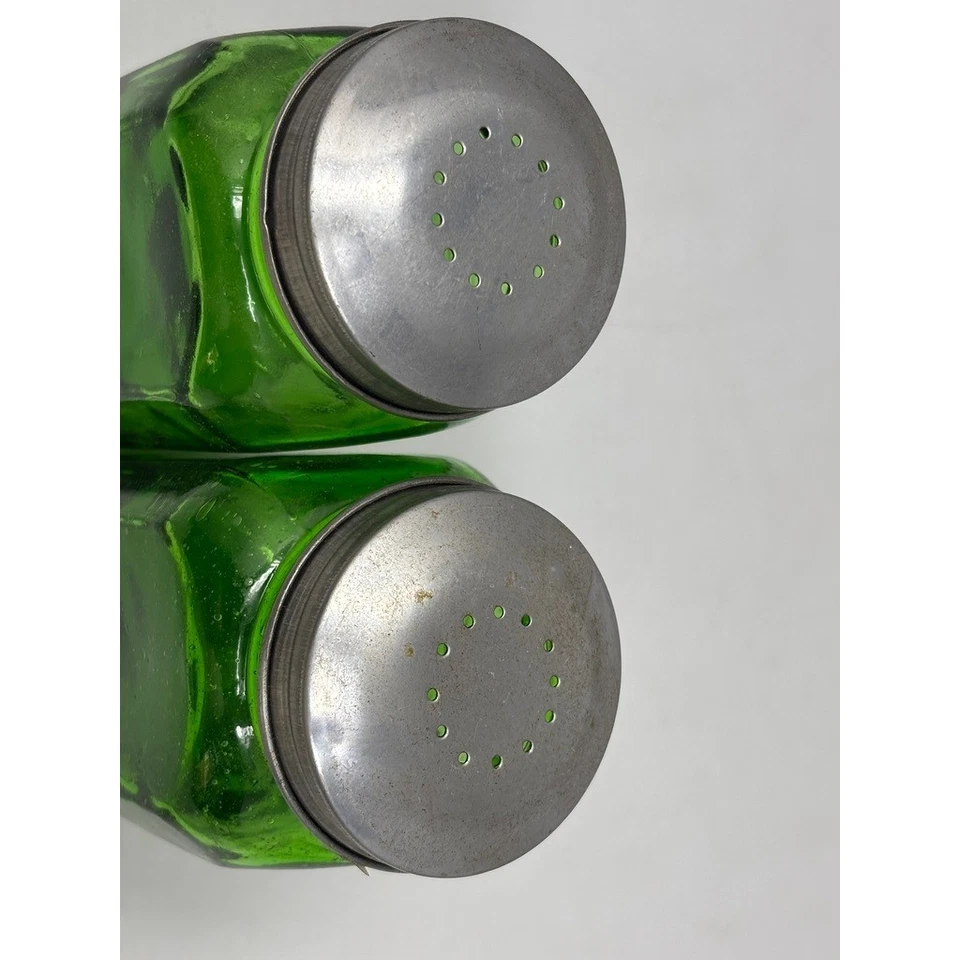 Salero pimentero de vidrio verde estilo vintage tapas metálicas etiqueta en relieve Foto 3 de 4