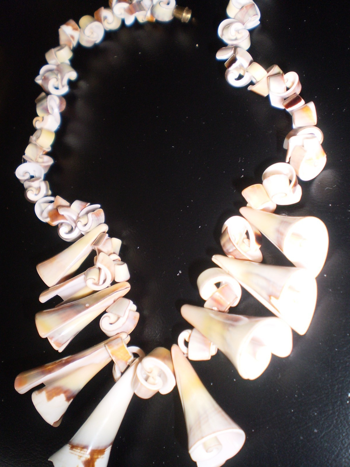 2 short shell necklaces different styles - image 3