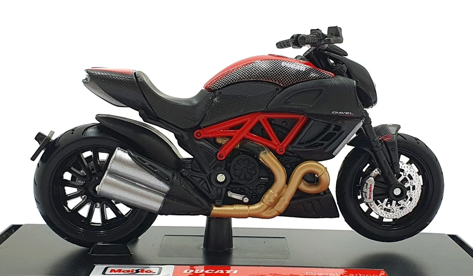 Maisto 1/18 Scale 39300 - Ducati Diavel Carbon Motorbike - Black/Red - Image 3 of 4