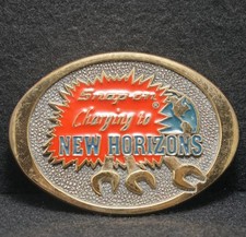 WH07106 VINTAGE 1970s SNAP-ON CHARGING TO NEW HORIZONS TOOLS BRASS BELT BUCKLE