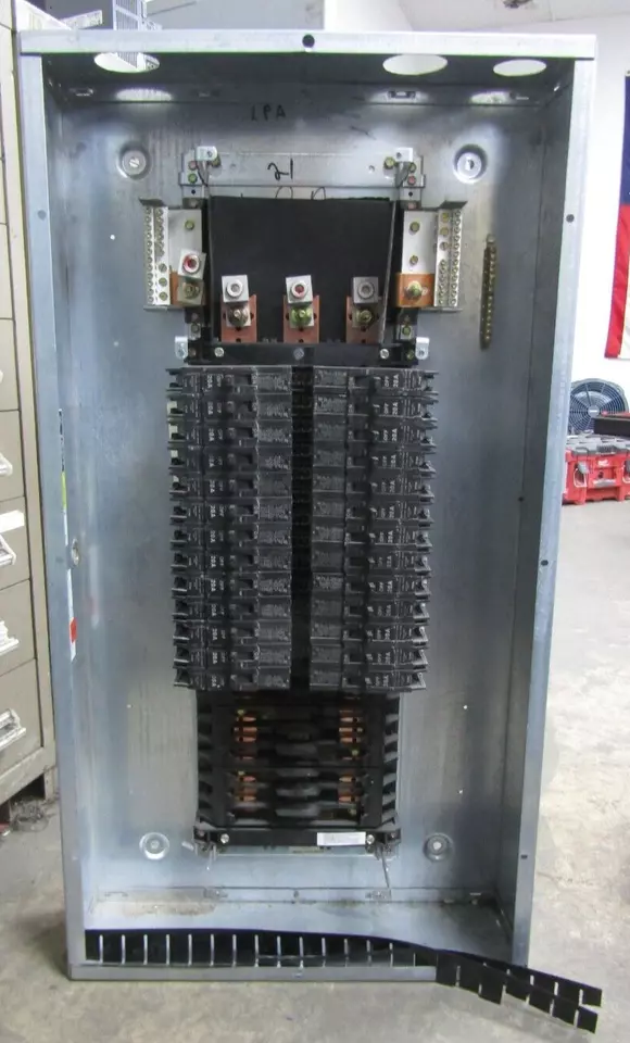 😃 GE 125 AMP MAIN LUG PANELBOARD 208Y/120 VAC 3Ø 42 CIRCUIT W/TEY BREAKERS - Image 4 of 4