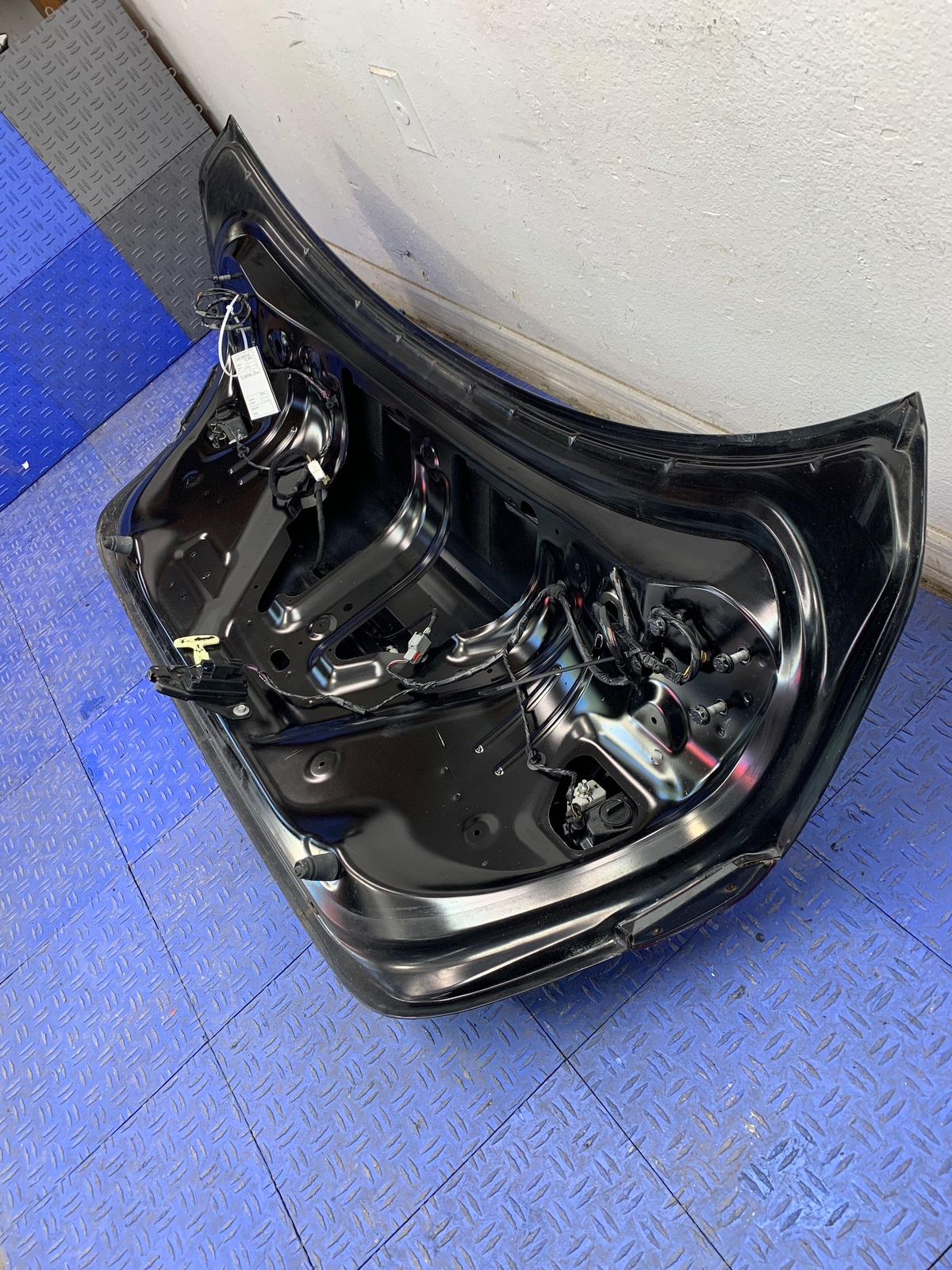 2014 - 2019 MASERATI GHIBLI M157 REAR TRUNK LID W/TAIL LIGHTS NERO VR 820/A OEM