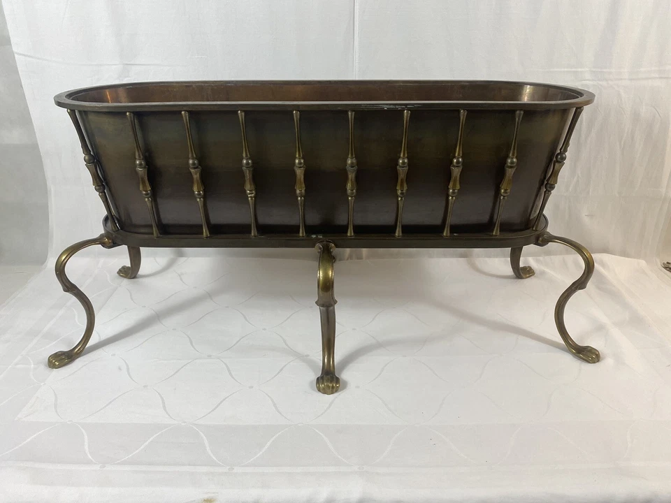 Mid-Century Messing Blumenkasten Blumentopf Blumenkrippe stehend auf Löwentatzen