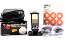 VIVITAR 252 CAMERA FLASH WITH PC CORD, AC CORD, CASE, INSTRUCTIONS TESTED (EXC)