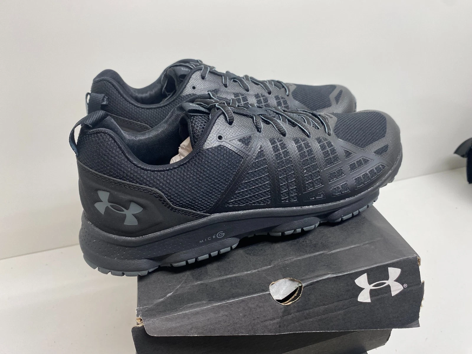 UNDER ARMOUR UA Strikefast 2E Wide 3025983-001 Black Men Hiking Trail Shoes 11.5