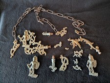 Sammlung verschiedener kleiner Metallobjekte