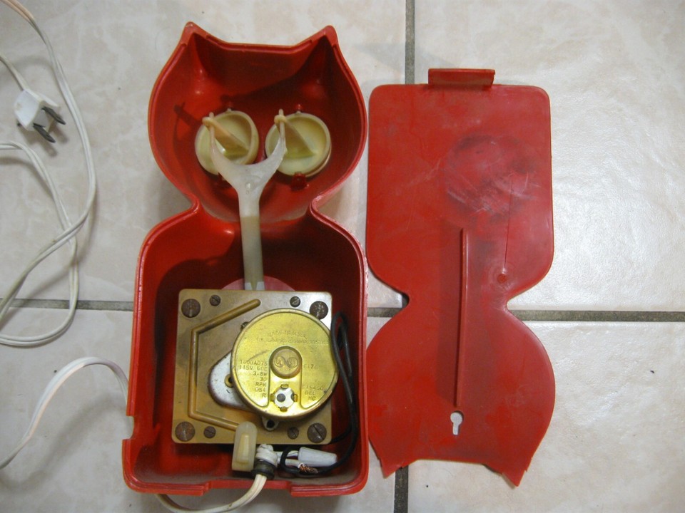 1960s VINTAGE KIT KAT CLOCK RED COLOR MISSING TAIL AND DIAL ARM GOOD