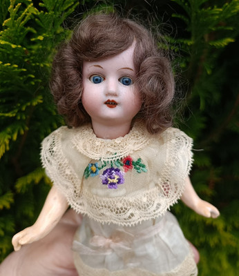 7 1/4'' (18 cm) antike Miniatur Mignonette Puppe Schlafaugen alles original