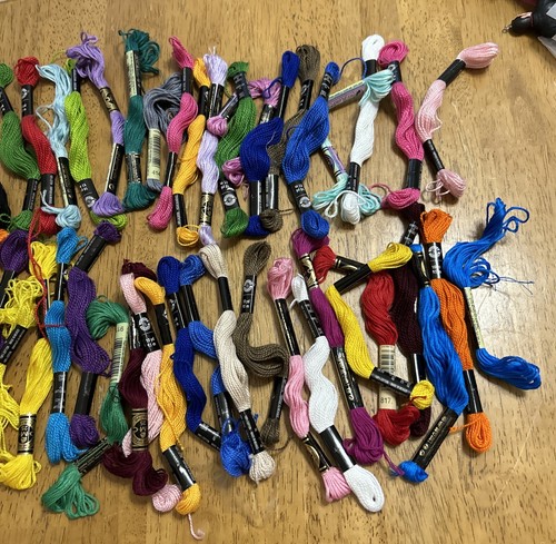 Lote de 55 lazos e hilos de hilo de hilo de bordar DMC nuevos - Imagen 3 de 3