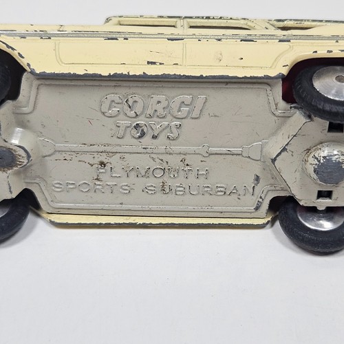 Corgi 219 Plymouth Sports Suburban Station Wagon Estate Car (1959-63) Flat Hubs. - Picture 13 of 15