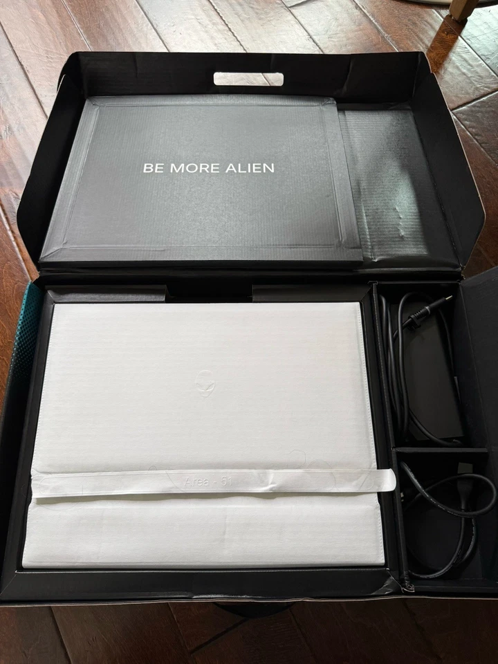 Alienware 18 Area-51, Ultra 9-275HX, 64G, 10TB, QHD+ 300Hz, RTX 5090, Not Cherry - Image 3 of 4