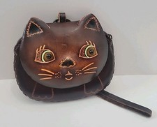 Monedero de cuero vintage hecho a mano para gato en relieve con llavero para gatito