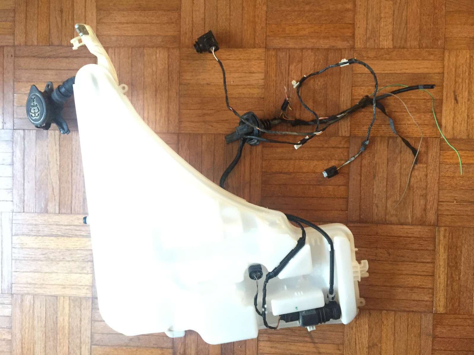 20122016 BMW F30 F32 F22 Windshield Washer Reservoir tank & Pump, NO