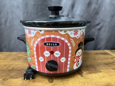 Bella 1.5 qt Slow Cooker Christmas Theme Gingerbread House and Holiday Time