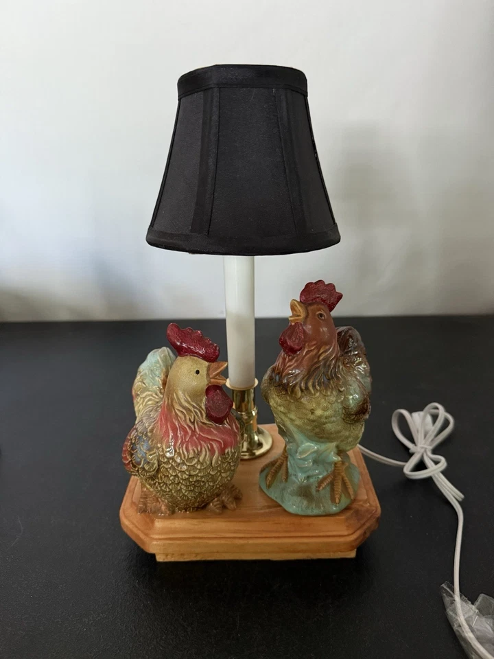 LUZ: Luz de candelabro con estatuilla de 2 gallos, base de madera. Tono de tela. En muy buena condición Foto 2 de 4