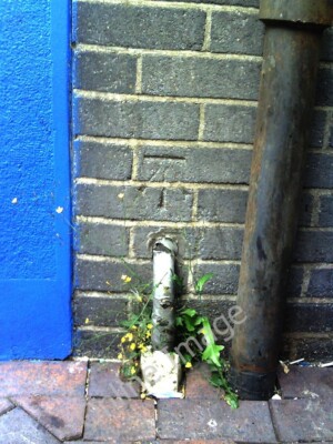 Foto 6x4 Benchmark hinten am Olympia House Newport \/Casnewydd Ordnance c2010
