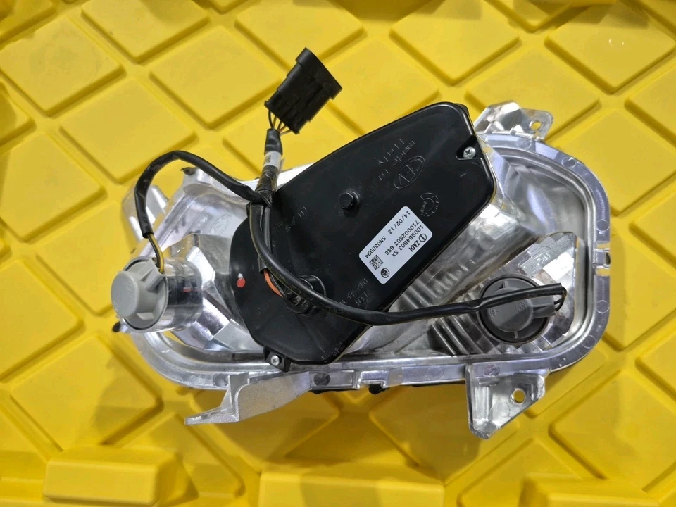 10-19  Can Am Spyder RT-S SE6 Rear Left Taillight Tail Brake Light Lamp Lens - Image 2 of 4