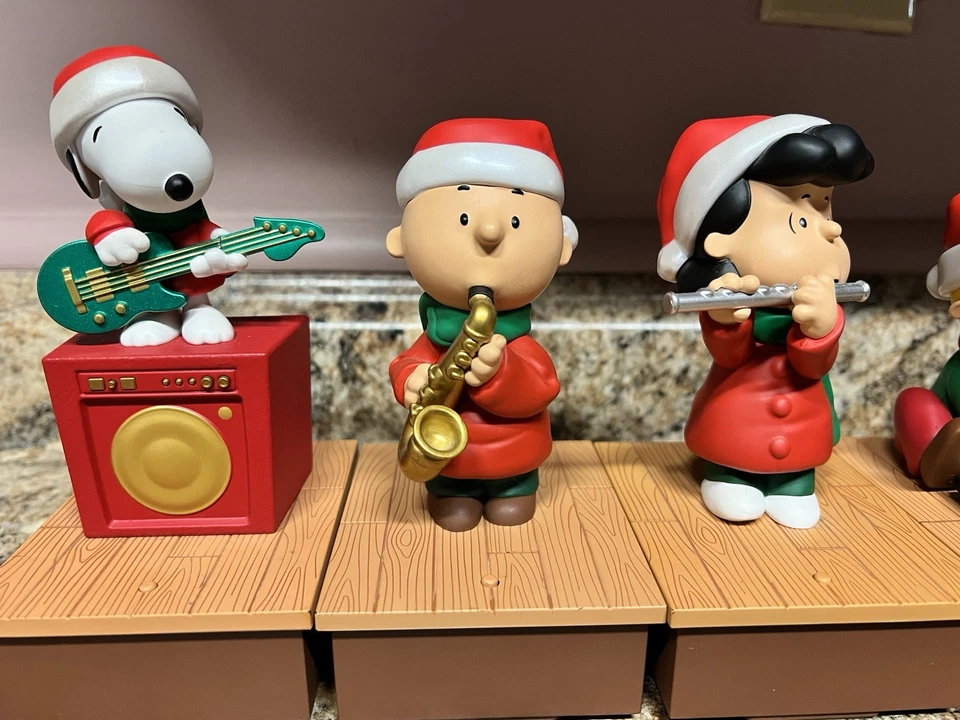 Hallmark Peanuts Christmas Wireless Band Set of 5 Linus, Charlie Brown, Lucy - Image 2 of 4