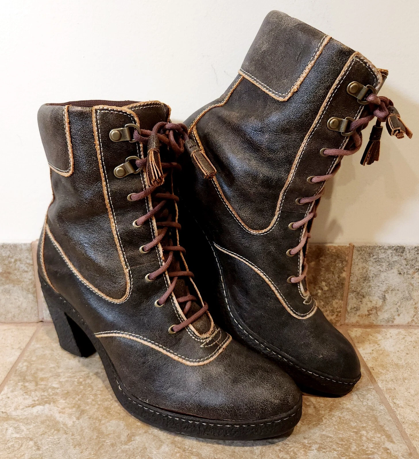 Timberland Stivali stringati in pelle marrone invecchiata con tacco alto taglia 9 5 M come nuovi!