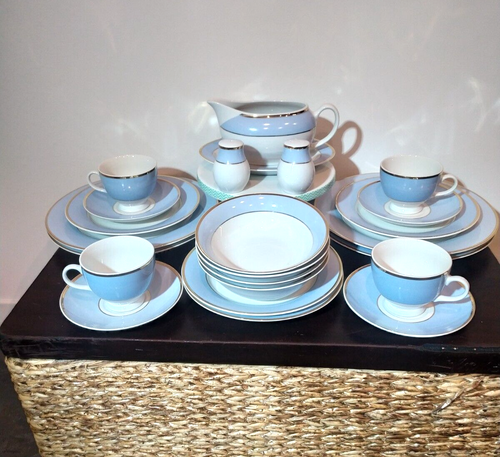 Royal Doulton Bruce Oldfield Bone China Blue & Gold Dinner Set – 4 Place Setting - Picture 3 of 10