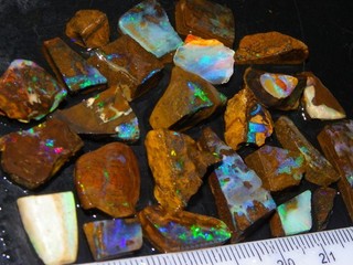 Simpatico piccolo masso opali/ruvido/strofinamenti 112 ct multicolore fuochi pietra di ferro verde/rosso