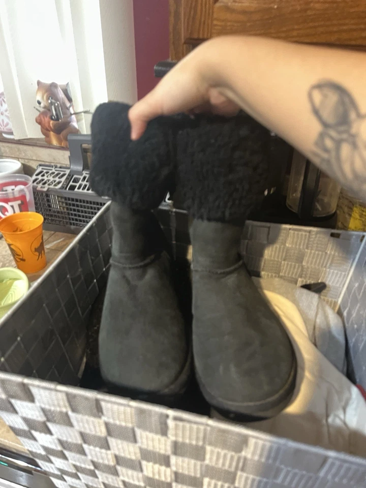 UGG CLASSIC TALL II BLACK WOMAN’S BOOTS AUTHENTIC SIZE 8 - Image 2 of 4