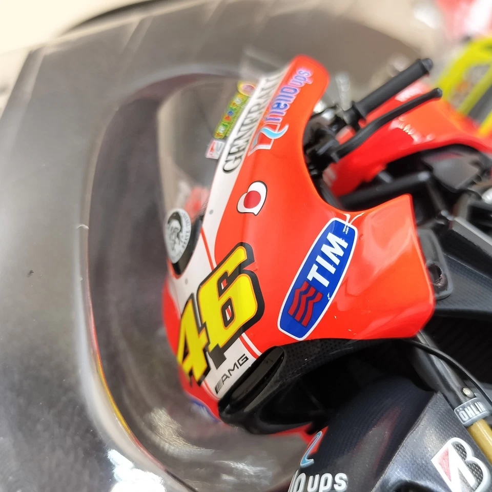 MINICHAMPS 1/12 Ducati Desmosedici GP11 MotoGP 2011 Valentino Rossi 122110046 - Image 2 of 4