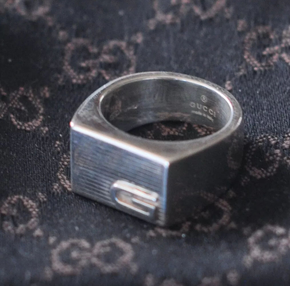 Gucci signet outlet
