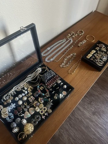 Vintage Costume Jewelry Lot: rings, bracelets, necklaces, earrings Brooches