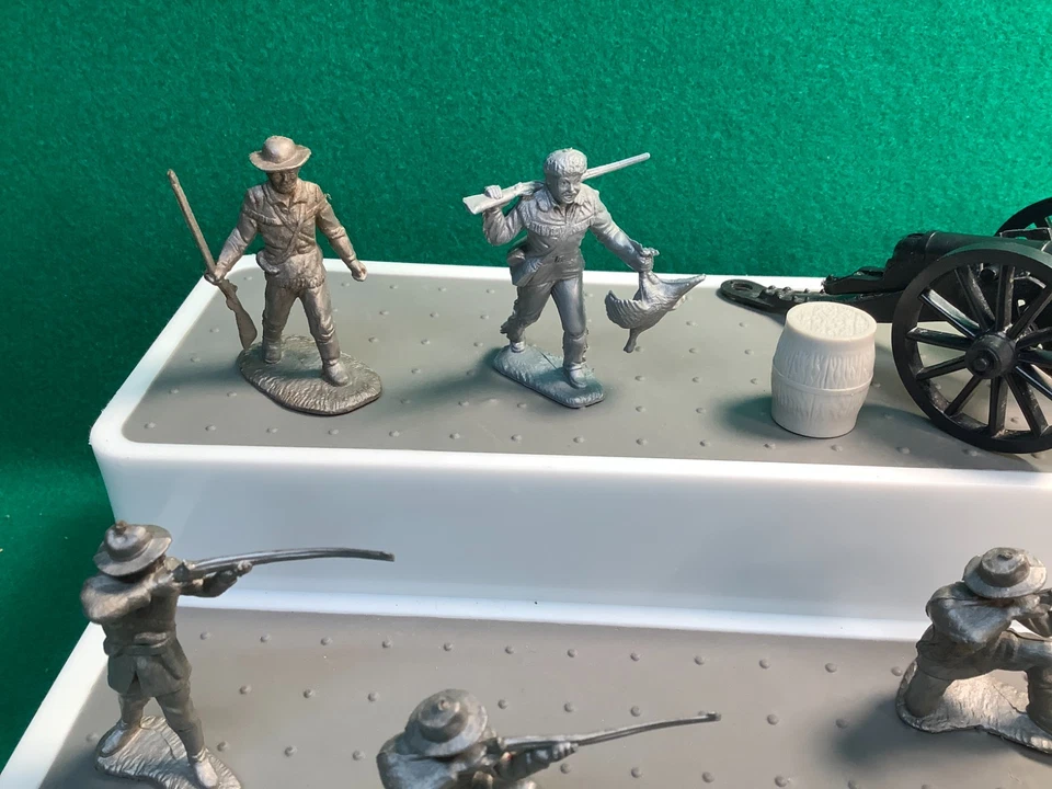 VINTAGE MARX FORT APACHE PLAY SET 54MM CANNON & DEFENDERS IN SILVER COLOR - Image 4 of 4