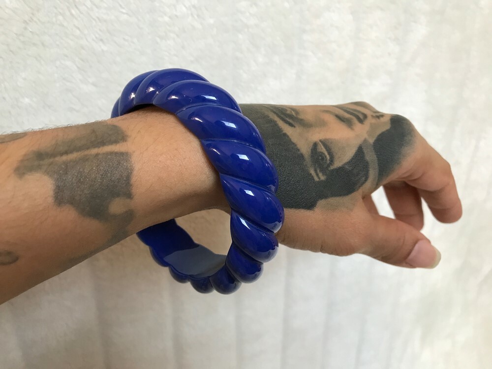 Bracelet original spirale bleu roi en résine et son relief rétro